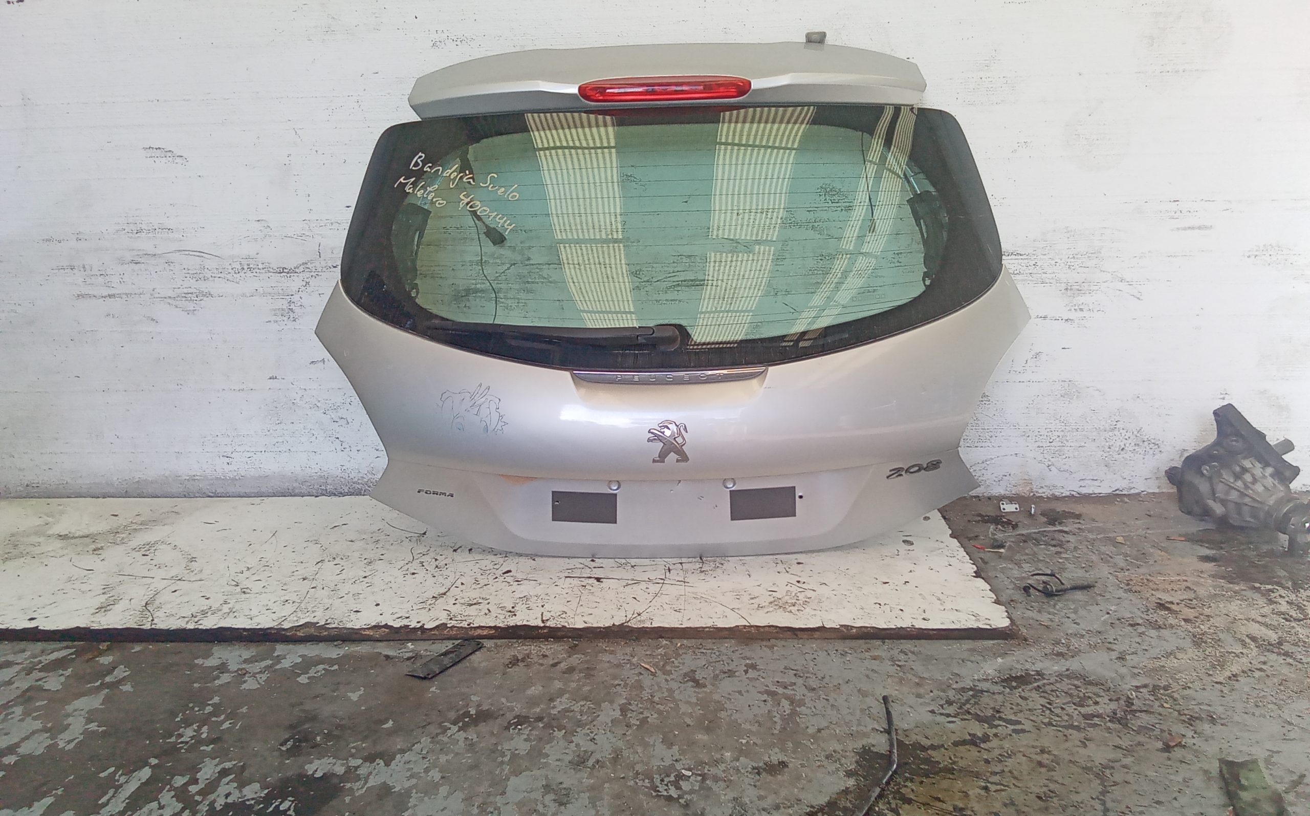 Porton trasero peugeot 208 (01.2012->)